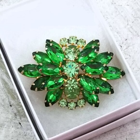 Vintage Green Glass Rhinestone Layered Brooch Gold Tone Navette Chaton - Picture 2 of 6